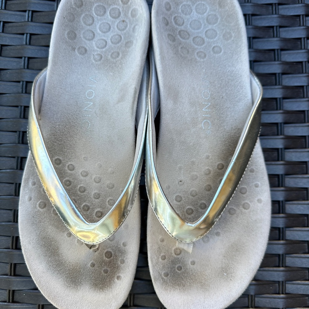 Vionic Women's Silver Flip Flops